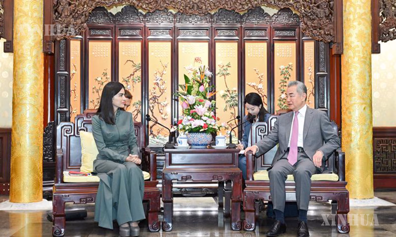 တရုတ်ကွန်မြူနစ်ပါတီ ဗဟိုကော်မတီ နိုင်ငံရေးဗျူရို အဖွဲ့ဝင်၊ နိုင်ငံခြားရေးဝန်ကြီး ဝမ်ရိနှင့် ဥဇဘက်ကစ္စတန် သမ္မတရုံး အကြီးအကဲ Saida Mirziyoyeva တို့ ၂၀၂၆ ခုနှစ် ဩဂုတ် ၂၆ ရက်တွင် တရုတ်နိုင်ငံ ပေကျင်းမြို့၌ တွေ့ဆုံဆွေးနွေးစဉ် (ဆင်ဟွာ)