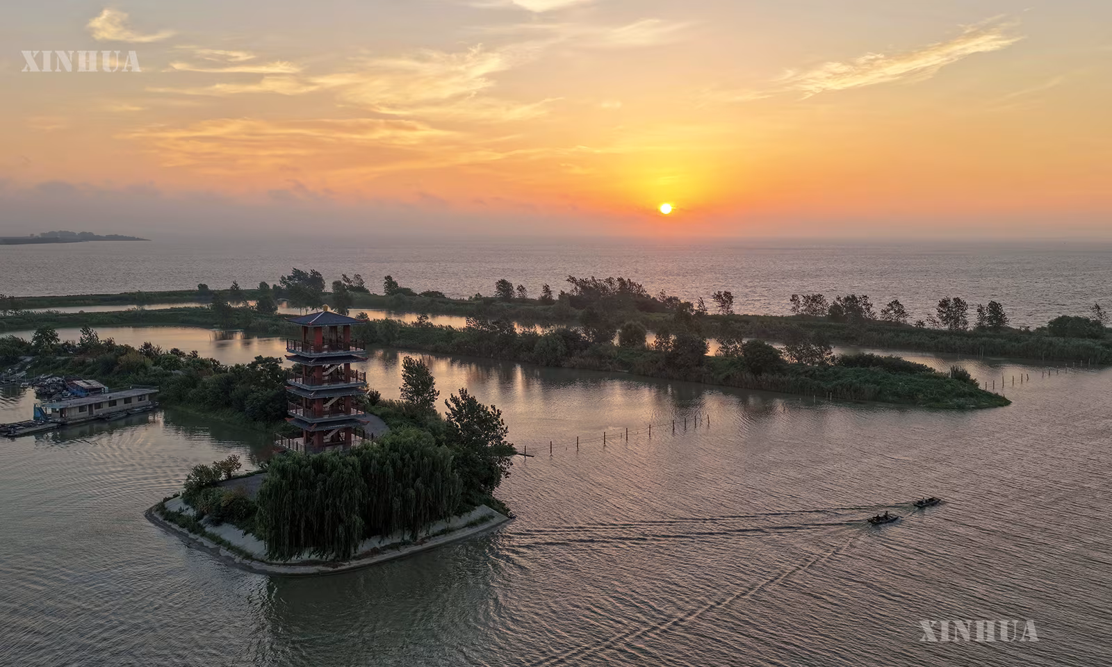 နံနက်အရုဏ်တက်ချိန်တွင် တရုတ်နိုင်ငံ ကျန်းဆူးပြည်နယ် စစ်ဟုန်ခရိုင် ဟုန်ကျယ်ရေကန် စိမ့်မြေအရပ်ရှိ လျင်ဟွိုင်အပိုင်းကို ၂၀၂၆ ခုနှစ် ဩဂုတ် ၂၆ ရက်က တွေ့ရစဉ် (ဆင်ဟွာ)