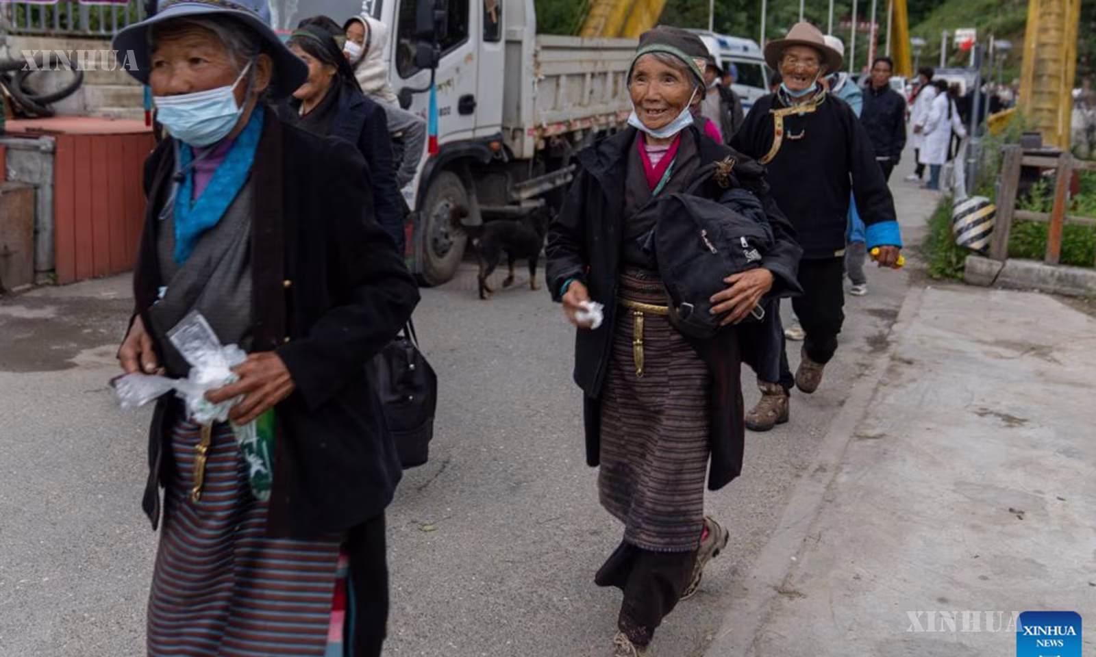 တရုတ်နိုင်ငံ အနောက်တောင်ပိုင်း ရှီးဇန့် ကိုယ်ပိုင်အုပ်ချုပ်ခွင့်ရဒေသ ရစ်ခါကျယ်မြို့ ကျီလုန်ခရိုင်၊ ကျီဖူ ကျေးရွာရှိ တည်းခိုဆောင်သို့ သွားရောက်နေကြသော လားပီ ကျေးရွာမှ ရွှေ့ပြောင်းလာကြသူများကို ၂၀၂၆ ခုနှစ် ဩဂုတ် ၂၇ ရက်က တွေ့ရစဉ် (ဆင်ဟွာ)