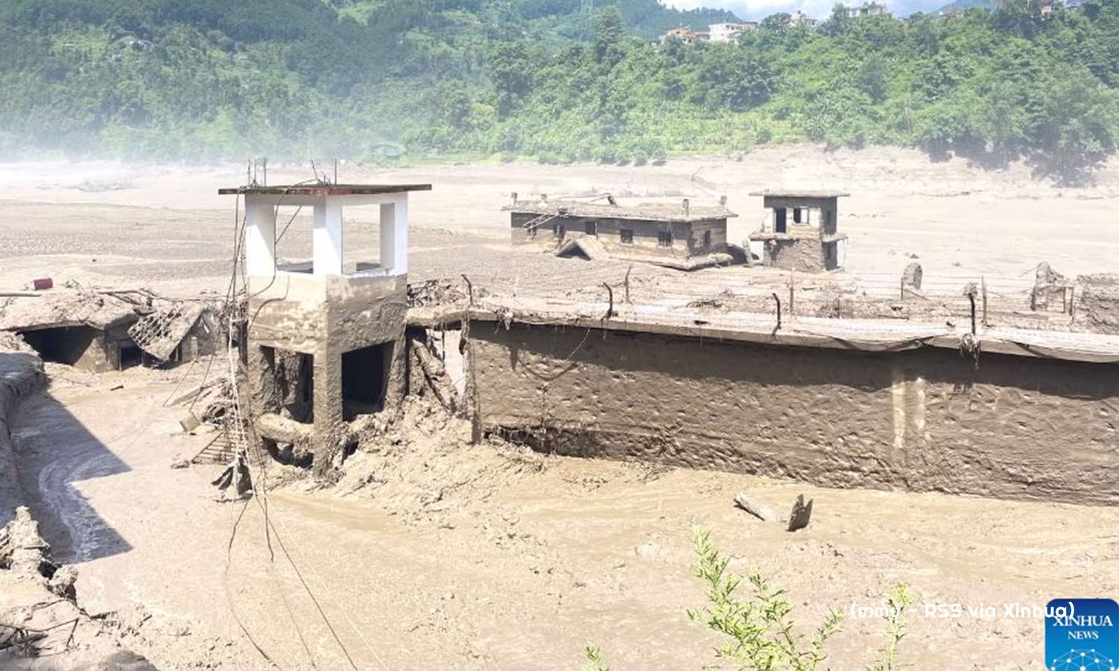 နီပေါနိုင်ငံ နူဝါကော့ခရိုင်ရှိ ရုတ်တရက်ရေကြီးရေလျှံမှုဖြစ်ပွားခဲ့သည့် ဒေသတစ်ခုကို ၂၀၂၆ ခုနှစ် သြဂုတ် ၂၆ ရက်က တွေ့ရစဥ် (ဓာတ်ပုံ - RSS via Xinhua)
