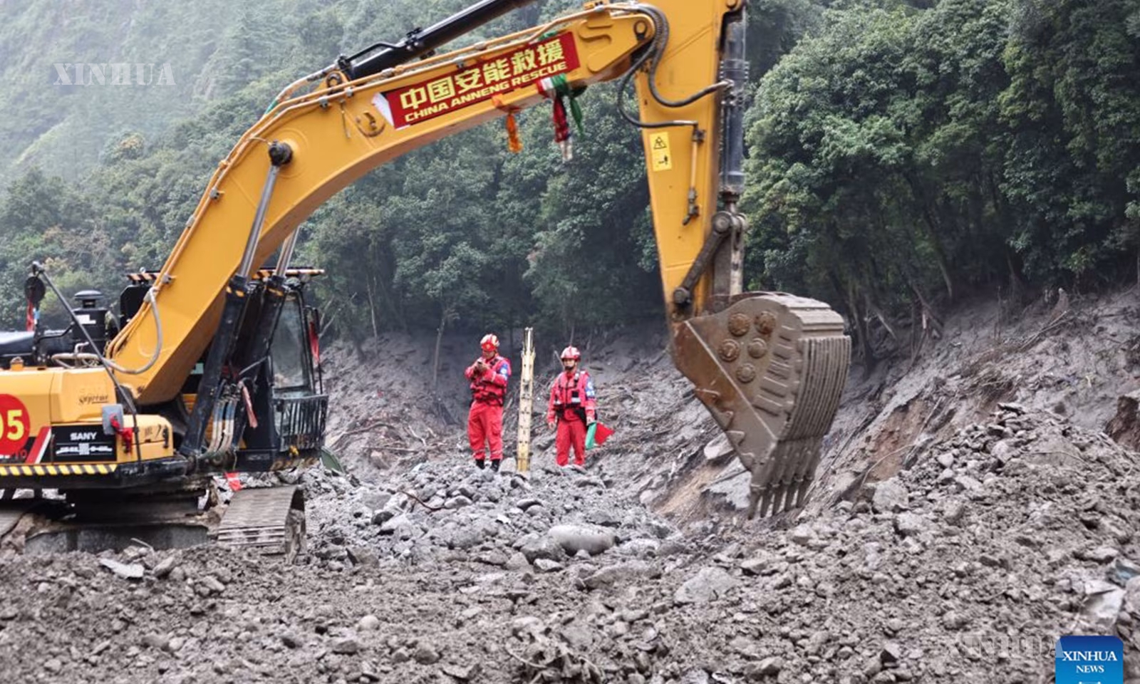 တရုတ်နိုင်ငံ အနောက်တောင်ပိုင်း ရှီးဇန့်ကိုယ်ပိုင်အုပ်ချုပ်ခွင့်ရဒေသ၊ ကျီလုန်ခရိုင်ရှိ ရွှံ့နွံပြိုကျမှုဖြစ်ပွားရာနေရာတွင် ရှာဖွေကယ်ဆယ်ရေးလုပ်ငန်းများဆောင်ရွက်နေမှုကို ၂၀၂၆ ခုနှစ် သြဂုတ် ၂၉ ရက်က တွေ့ရစဥ် (ဆင်ဟွာ)