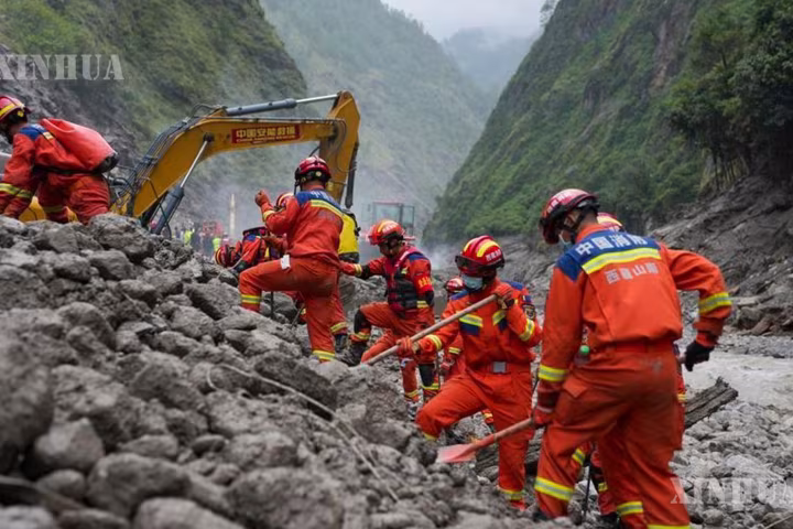 မြေပြိုမှုသဘာဝဘေးအတွင်း ပျောက်ဆုံးနေသူများကိုရှာဖွေရန် တရုတ်နိုင်ငံက အစွမ်းကုန် ကြိုးပမ်းလျက်ရှိဟု သမ္မတ ရှီ ပြောကြား