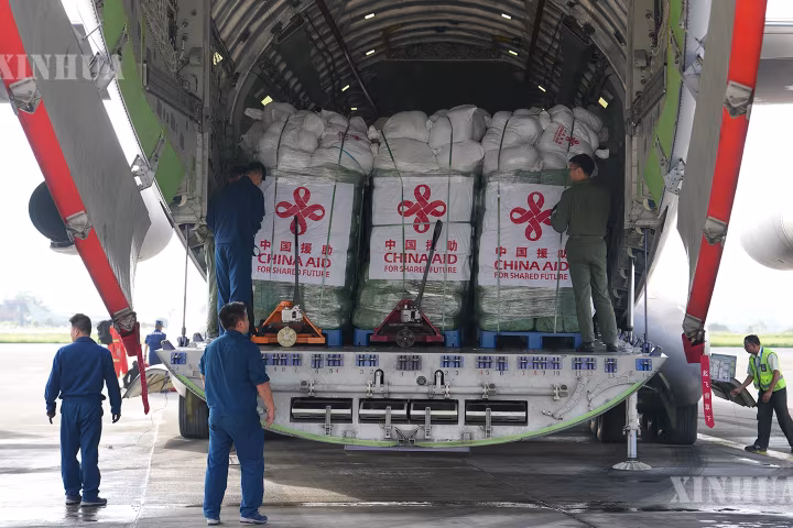 တရုတ်နိုင်ငံက နီပေါနိုင်ငံ ရွှံ့နွံပြိုကျမှုဘေးအန္တရာယ် တုံ့ပြန်ရေးအတွက် အရေးပေါ် လူသားချင်းစာနာထောက်ထားမှုဆိုင်ရာ အကူအညီ ပေးအပ်
