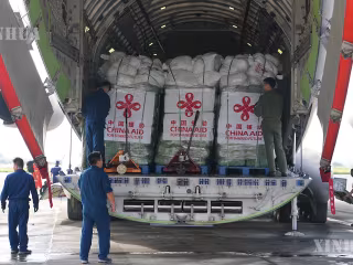တရုတ်နိုင်ငံက နီပေါနိုင်ငံ ရွှံ့နွံပြိုကျမှုဘေးအန္တရာယ် တုံ့ပြန်ရေးအတွက် အရေးပေါ် လူသားချင်းစာနာထောက်ထားမှုဆိုင်ရာ အကူအညီ ပေးအပ်