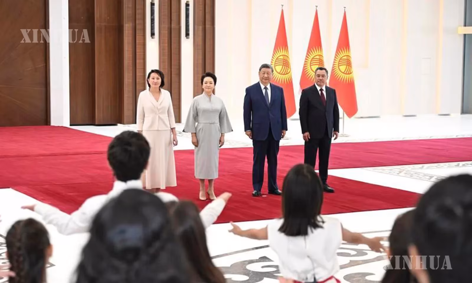 တရုတ်နိုင်ငံ သမ္မတ ရှီကျင့်ဖိန်နှင့် ၎င်း၏ဇနီး ဖုန်လိယွမ်တို့နှင့်အတူ ကာဂျစ္စတန်နိုင်ငံ သမ္မတ ဆာဒီယာ ဂျပါရော့ဗ်နှင့် ၎င်း၏ဇနီး အိုင်ဂူလ် ဂျပါရော့ဗ်တို့ ဒေသခံ ဆယ်ကျော်သက်များက တရုတ်တေးသီချင်းများဖြင့် သီဆိုဖျော်ဖြေမှုကို အတူတကွ ကြည့်ရှုအားပေးနေပုံအား ၂၀၂၆ ခုနှစ် ဩဂုတ် ၃၀ ရက်က တွေ့ရစဉ် (ဆင်ဟွာ)