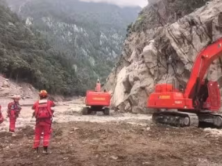 တရုတ်နိုင်ငံ၊ ရှီးဇန့်ဒေသရှိ ရွှံ့နွံပြိုကျမှုဖြစ်ပွားခဲ့သော ကျီလုန်ခရိုင်တွင် သဘာဝဘေးအန္တရာယ်များ စောင့်ကြည့်စစ်ဆေးရန် လေဆာအခြေပြု AI စက်ပစ္စည်းကို အသုံးပြု