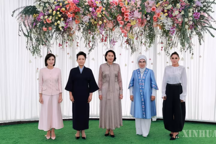 SCO ထိပ်သီးအစည်းအဝေး တက်ရောက်သော နိုင်ငံ့အကြီးအကဲ ဇနီးများ အဖွဲ့လိုက် လှုပ်ရှားမှုသို့ ဖုန်လိယွမ် တက်ရောက်