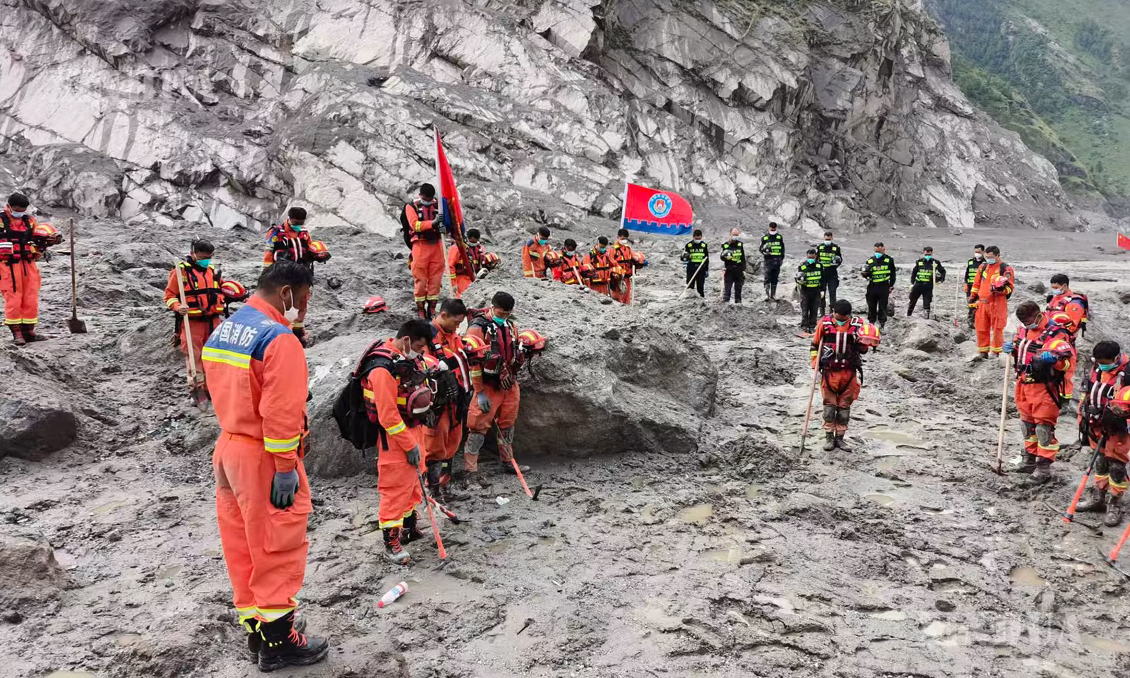 တရုတ်နိုင်ငံ ရှီးဇန့်ဒေသ ကျီလုန်အဝင်အထွက်ဂိတ် ဘေးအန္တရာယ်ကယ်ဆယ်ရေး ရှေ့တန်းနေရာ၌ ငြိမ်သက်စွာအလေးပြုနေသည့် ကယ်ဆယ်ရေးဝန်ထမ်းများကို ၂၀၂၆ ခုနှစ် စက်တင်ဘာ ၁ ရက်က တွေ့ရစဉ် (ဆင်ဟွာ)