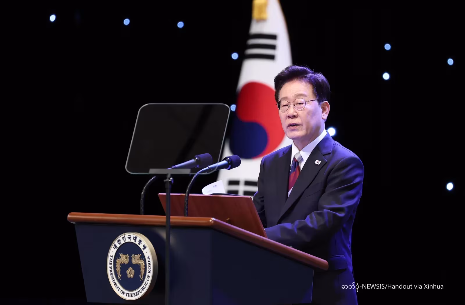 တောင်ကိုရီးယားနိုင်ငံ ဆိုးလ်မြို့ Sejong ယဉ်ကျေးမှုခန်းမ၌ တောင်ကိုရီးယားသမ္မတ လီဂျေမြောင် မိန့်ခွန်းပြောကြားနေသည်ကို ၂၀၂၆ ခုနှစ် ဩဂုတ် ၁၅ ရက်က တွေ့ရစဉ် (ဓာတ်ပုံ-NEWSIS/Handout via Xinhua)