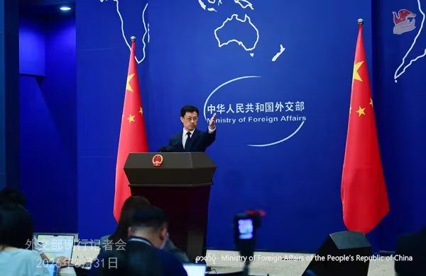 တရုတ်နိုင်ငံခြားရေးဝန်ကြီးဌာန ပြောခွင့်ရပုဂ္ဂိုလ် ကောကျားခွန်အား ၂၀၂၆ ခုနှစ် ဩဂုတ် ၃၁ ရက်တွင် ကျင်းပသော ပုံမှန်သတင်းစာရှင်းလင်းပွဲ၌ တွေ့ရစဉ် (ဓာတ်ပုံ- Ministry of Foreign Affairs of the People’s Republic of China)