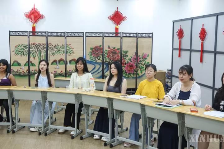 (အာရှ-ပစိဖိတ် အသိုက်အဝန်း) မြန်မာနိုင်ငံမှ အသံပိုင်းဆိုင်ရာ နည်းပြတစ်ဦးက နယ်နိမိတ်များကို ကျော်လွန်၍ ယဉ်ကျေးမှုချင်း ကူးလူးဖလှယ်မှု သဟဇာတဖြစ်စေရန် ပံ့ပိုးပေး