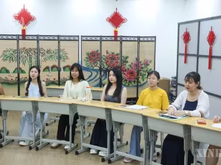 (အာရှ-ပစိဖိတ် အသိုက်အဝန်း) မြန်မာနိုင်ငံမှ အသံပိုင်းဆိုင်ရာ နည်းပြတစ်ဦးက နယ်နိမိတ်များကို ကျော်လွန်၍ ယဉ်ကျေးမှုချင်း ကူးလူးဖလှယ်မှု သဟဇာတဖြစ်စေရန် ပံ့ပိုးပေး