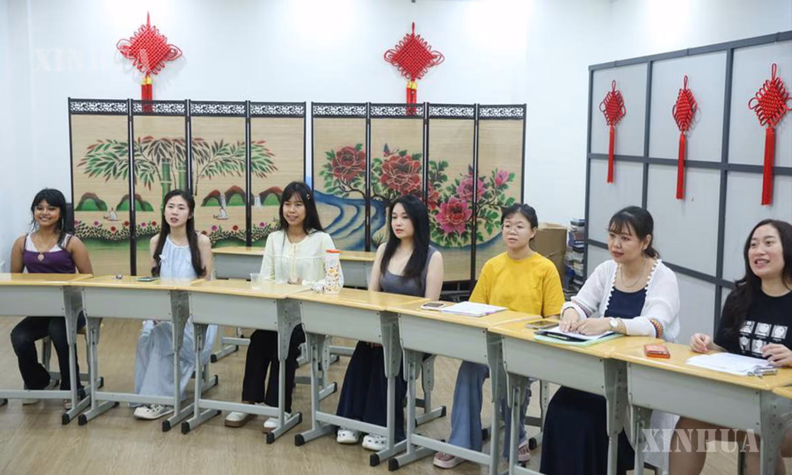 မြန်မာနိုင်ငံ ရန်ကုန်မြို့ရှိ တရုတ်ယဉ်ကျေးမှုစင်တာ၌ တရုတ်သီချင်းဆိုသင်တန်း တက်ရောက်နေသော သင်တန်းသား၊ သင်တန်းသူများကို ၂၀၂၆ ခုနှစ် ဩဂုတ် ၂၈ ရက်က တွေ့ရစဉ် (ဆင်ဟွာ)