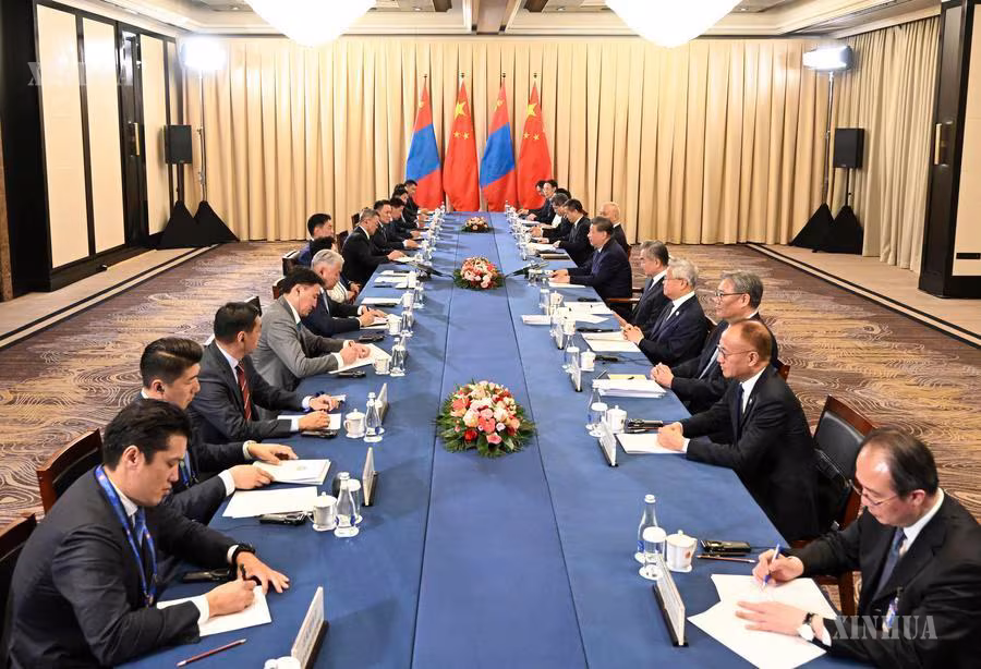 တရုတ်နိုင်ငံ သမ္မတ ရှီကျင့်ဖိန်က ကာဂျစ္စတန်နိုင်ငံ ဘစ်ရှ်ကက်မြို့၌ ၂၀၂၆ ခုနှစ် ရှန်ဟိုင်းပူးပေါင်းဆောင်ရွက်မှုအဖွဲ့ (SCO) ထိပ်သီးအစည်းအဝေးသို့ တက်ရောက်စဉ်ကာလအတွင်း ၂၀၂၆ ခုနှစ် သြဂုတ် ၃၁ ရက် မွန်းလွဲပိုင်းတွင် မွန်ဂိုလီးယားနိုင်ငံ သမ္မတ Ukhnaa Khurelsukh နှင့် တွေ့ဆုံဆွေးနွေးစဉ် (ဆင်ဟွာ)
