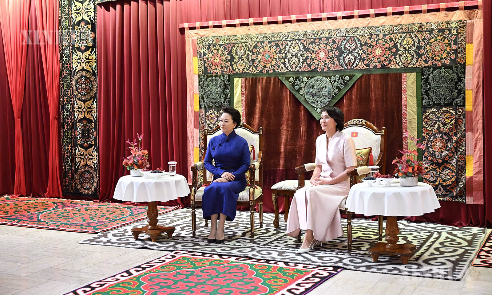 ကာဂျစ္စတန်နိုင်ငံ ဘစ်ရှ်က်မြို့တွင် တရုတ်နိုင်ငံ သမ္မတ ရှီကျင့်ဖိန်၏ဇနီး ဖုန်လိယွမ်နှင့် ကာဂျစ္စတန်နိုင်ငံ သမ္မတ Sadyr Japarov ၏ ဇနီး Aigul Japarova တို့ ကာဂျစ္စတန်သမ္မတနိုင်ငံ အမျိုးသားသမိုင်းပြတိုက်အား ဒေသစံတော်ချိန် ၂၀၂၆ ခုနှစ် ဩဂုတ် ၃၁ ရက် နံနက်ပိုင်းက သွားရောက်လေ့လာကြည့်ရှုရာ ကာဂျစ်လူမျိုး တိုင်းရင်းသားဝတ်စုံ ပြသမှုအား ကြည့်ရှုနေစဉ် (ဆင်ဟွာ)
