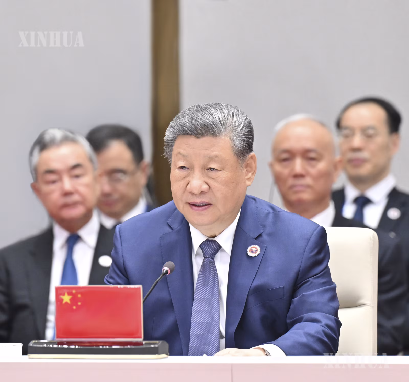 တရုတ်နိုင်ငံ သမ္မတ ရှီကျင့်ဖိန်က ၂၀၂၆ ခုနှစ် စက်တင်ဘာ ၁ ရက် နံနက်ပိုင်းတွင် ကာဂျစ္စတန်နိုင်ငံ ဘစ်ရှ်ကက်မြို့၌ ကျင်းပသော ရှန်ဟိုင်းပူးပေါင်းဆောင်ရွက်မှုအဖွဲ့ (SCO) အဖွဲ့ဝင်နိုင်ငံအကြီးအကဲများကောင်စီ ၂၆ ကြိမ်မြောက် အစည်းအဝေးတက်ရောက်၍ “SCO ပိုမိုအရည်အသွေးမြင့်မားသော ဖွံ့ဖြိုးတိုးတက်မှုဖော်ဆောင်ရန် တွန်းအားပေးခြင်း” ခေါင်းစဉ်ဖြင့် အရေးကြီးအမှာစကား ပြောကြားနေစဉ် (ဆင်ဟွာ)