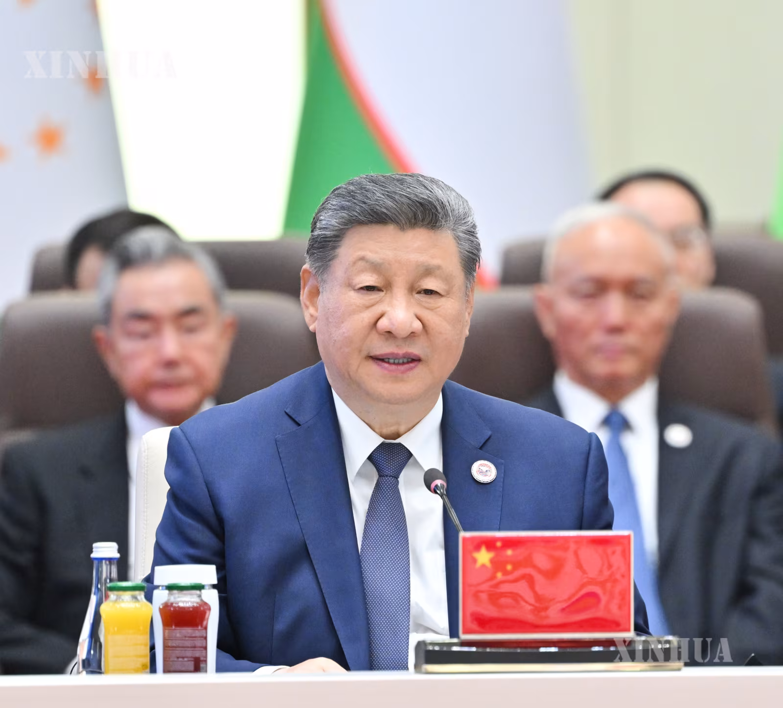 တရုတ်နိုင်ငံ သမ္မတ ရှီကျင့်ဖိန်က ၂၀၂၆ ခုနှစ် စက်တင်ဘာ ၁ ရက် ညနေပိုင်းတွင် ကာဂျစ္စတန်နိုင်ငံ ဘစ်ရှ်ကက်မြို့၌ ကျင်းပသော “ရှန်ဟိုင်းပူးပေါင်းဆောင်ရွက်မှုအဖွဲ့ (SCO) +” အစည်းအဝေး တက်ရောက်၍ “တန်းတူညီမျှ၍ စနစ်ကျသော ကမ္ဘာ့ဗဟုဝင်ရိုးအသွင်ပြောင်းမှုကို အတူအဆိုပြုပြီး ပိုမိုတရားမျှတ၍ ကျိုးကြောင်းဆီလျော်သော ကမ္ဘာလုံးဆိုင်ရာ စီမံခန့်ခွဲမှုဖော်ဆောင်ခြင်း” ခေါင်းစဉ်ဖြင့် အရေးကြီးအမှာစကား ပြောကြားနေစဉ် (ဆင်ဟွာ)