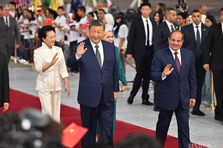 တရုတ်နိုင်ငံ သမ္မတ ရှီ နိုင်ငံတော်ခရီးစဉ်အဖြစ် အီဂျစ်နိုင်ငံ ကိုင်ရိုမြို့သို့ ရောက်ရှိ