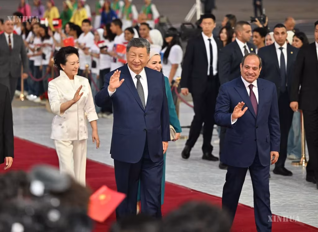 အီဂျစ်နိုင်ငံ သမ္မတ အဗ္ဗဒဲလ်ဖာတာအယ်လ်စီစီ၏ ဖိတ်ကြားချက်အရ အီဂျစ်နိုင်ငံသို့ နိုင်ငံတော်ခရီးစဉ်အဖြစ် ကိုင်ရိုမြို့သို့ ရောက်ရှိလာသော တရုတ်နိုင်ငံ သမ္မတ ရှီကျင့်ဖိန်အား ၂၀၂၆ ခုနှစ် စက်တင်ဘာ ၁ ရက်က တွေ့ရစဉ် (ဆင်ဟွာ)