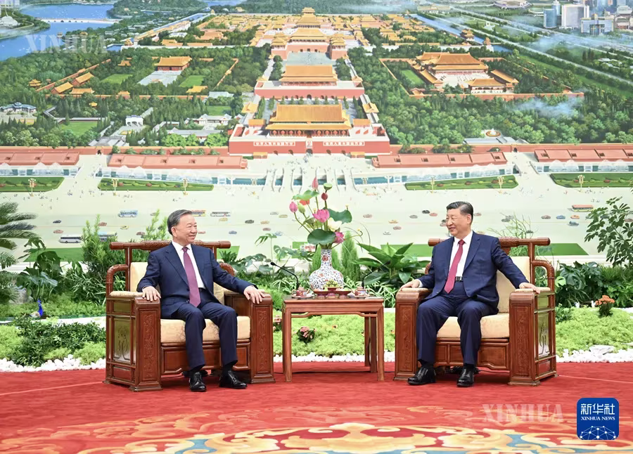 တရုတ်ကွန်မြူနစ်ပါတီ ဗဟိုကော်မတီ အထွေထွေအတွင်းရေးမှူးချုပ်၊ နိုင်ငံတော်သမ္မတ ရှီကျင့်ဖိန်နှင့် ဗီယက်နမ်နိုင်ငံ ကွန်မြူနစ်ပါတီ ဗဟိုကော်မတီ အထွေထွေအတွင်းရေးမှူးချုပ်၊ သမ္မတ တိုလမ်တို့ လက်ဖက်ရည်သောက်သုံး၍ စကားစမြည်ပြောဆိုသည်ကို ၂၀၂၄ ခုနှစ် ဩဂုတ် ၁၉ ရက်က တွေ့ရစဉ် (ဆင်ဟွာ)