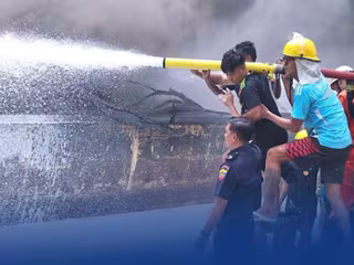 စစ်ကိုင်းတိုင်းဒေသကြီး မုံရွာမြို့ ချင်းတွင်းမြစ်အတွင်း ပြန်လည်ပြုပြင်တည်ဆောက်နေသော သင်္ဘော တစ်စင်း မီးလောင်