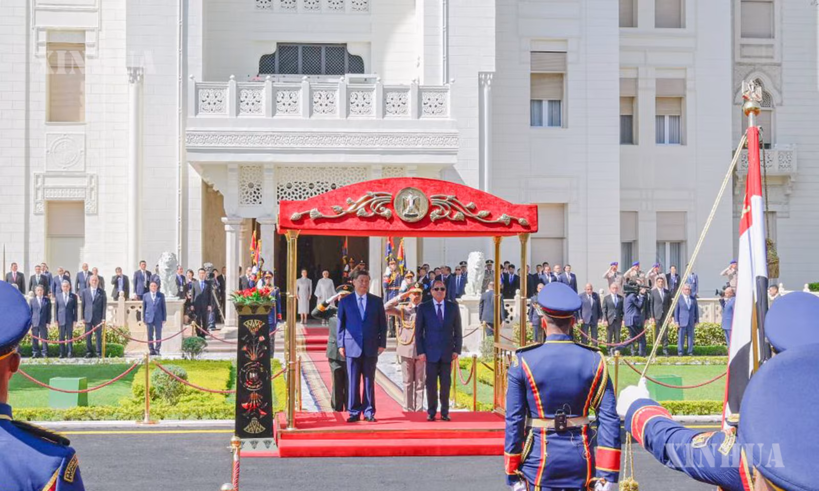 အီဂျစ်နိုင်ငံ ကိုင်ရိုမြို့တွင် အီဂျစ်နိုင်ငံ သမ္မတ အဗ္ဗဒဲလ် ဖာတာ အယ်လ်စီစီနှင့် တွေ့ဆုံဆွေးနွေးမှုမတိုင်မီ အီဂျစ်သမ္မတက ကြီးမှူးကျင်းပသည့် ကြိုဆိုပွဲအခမ်းအနားသို့ တရုတ်နိုင်ငံ သမ္မတ ရှီကျင့်ဖိန် တက်ရောက်လာပုံကို ၂၀၂၆ ခုနှစ် စက်တင်ဘာ ၂ ရက်က တွေ့ရစဉ် (ဆင်ဟွာ)