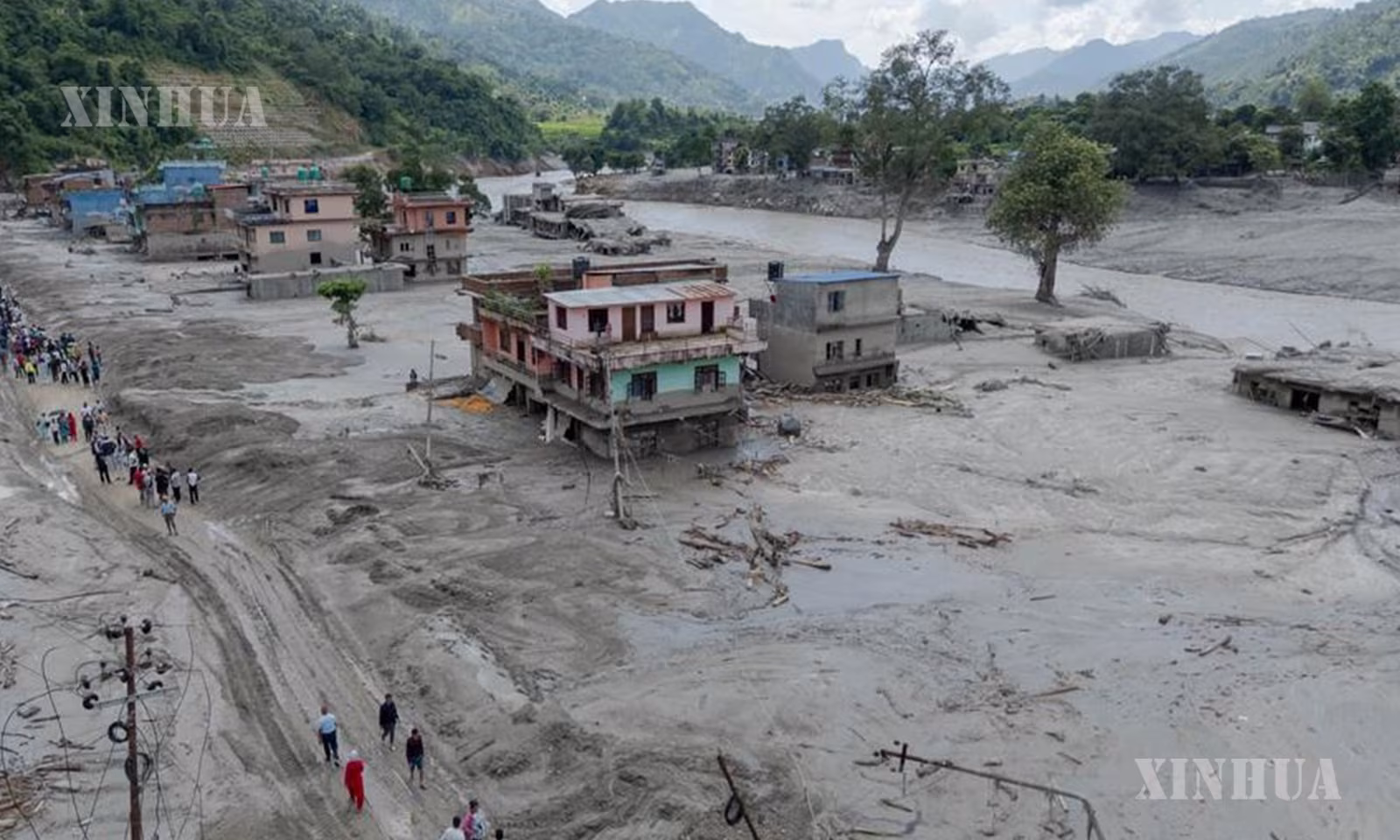 နီပေါနိုင်ငံ Nuwakot မြို့ရှိ ရေဘေးသင့်ဧရိယာတစ်ခု၏ မြင်ကွင်းကို ၂၀၂၆ ခုနှစ် ဩဂုတ် ၂၇ ရက်က တွေ့ရစဉ် (ဆင်ဟွာ)