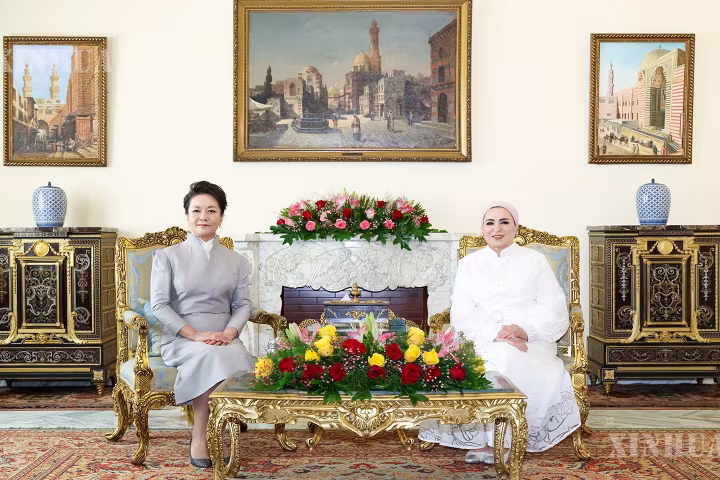 ဖုန်လိယွမ်နှင့် အီဂျစ်နိုင်ငံ သမ္မတ၏ ဇနီး Entissar El-Sisi တို့ လက်ဖက်ရည် စကားဝိုင်းဖြင့် စကားစမြည် ပြောဆိုဆွေးနွေး၍ အသေးစားလက်မှုပစ္စည်းပြပွဲ ကြည့်ရှု