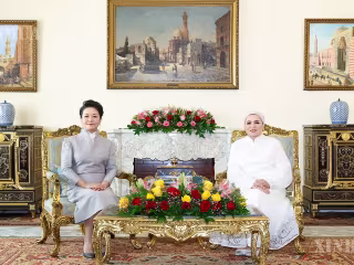 ဖုန်လိယွမ်နှင့် အီဂျစ်နိုင်ငံ သမ္မတ၏ ဇနီး Entissar El-Sisi တို့ လက်ဖက်ရည် စကားဝိုင်းဖြင့် စကားစမြည် ပြောဆိုဆွေးနွေး၍ အသေးစားလက်မှုပစ္စည်းပြပွဲ ကြည့်ရှု