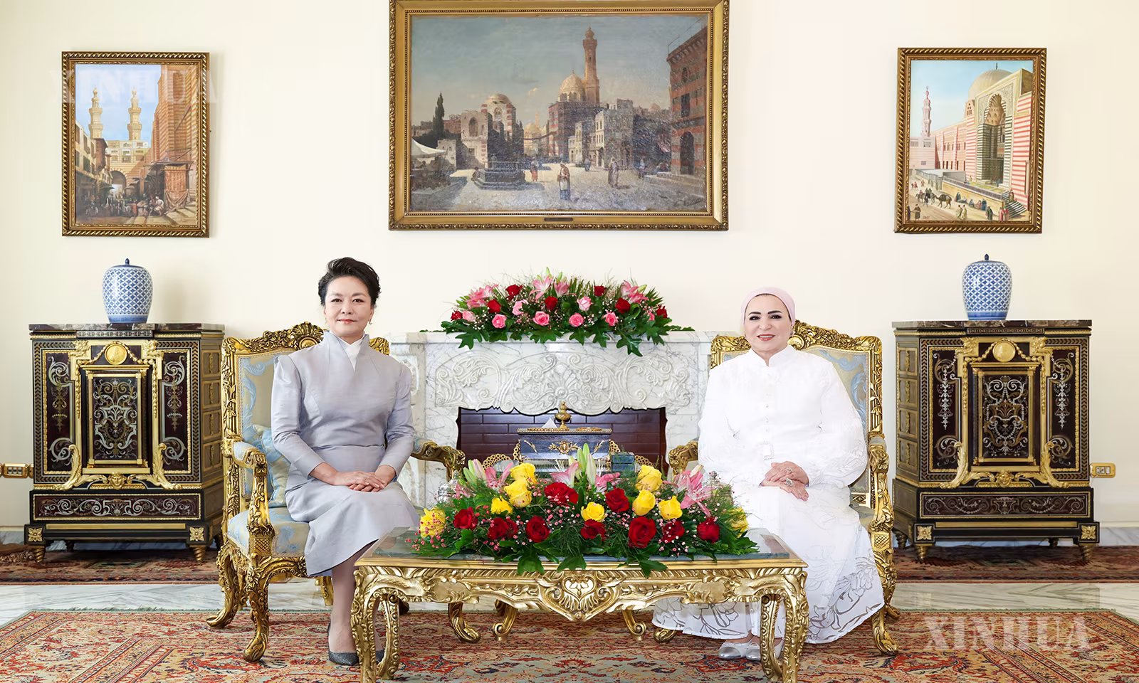 တရုတ်နိုင်ငံ သမ္မတ ရှီကျင့်ဖိန်၏ ဇနီး ဖုန်လိယွမ်နှင့် အီဂျစ်နိုင်ငံ သမ္မတ Abdel Fattah El-Sisi ၏ ဇနီး Entissar El-Sisi တို့ အီဂျစ်နိုင်ငံ ကိုင်ရိုမြို့တွင် ၂၀၂၆ ခုနှစ် စက်တင်ဘာ ၂ ရက် နံနက်ပိုင်းတွင် လက်ဖက်ရည်စကားဝိုင်းဖြင့် စကားစမြည် ပြောဆိုဆွေးနွေး၍ အသေးစားလက်မှုပစ္စည်းပြပွဲအား ကြည့်ရှုစဉ် (ဆင်ဟွာ)