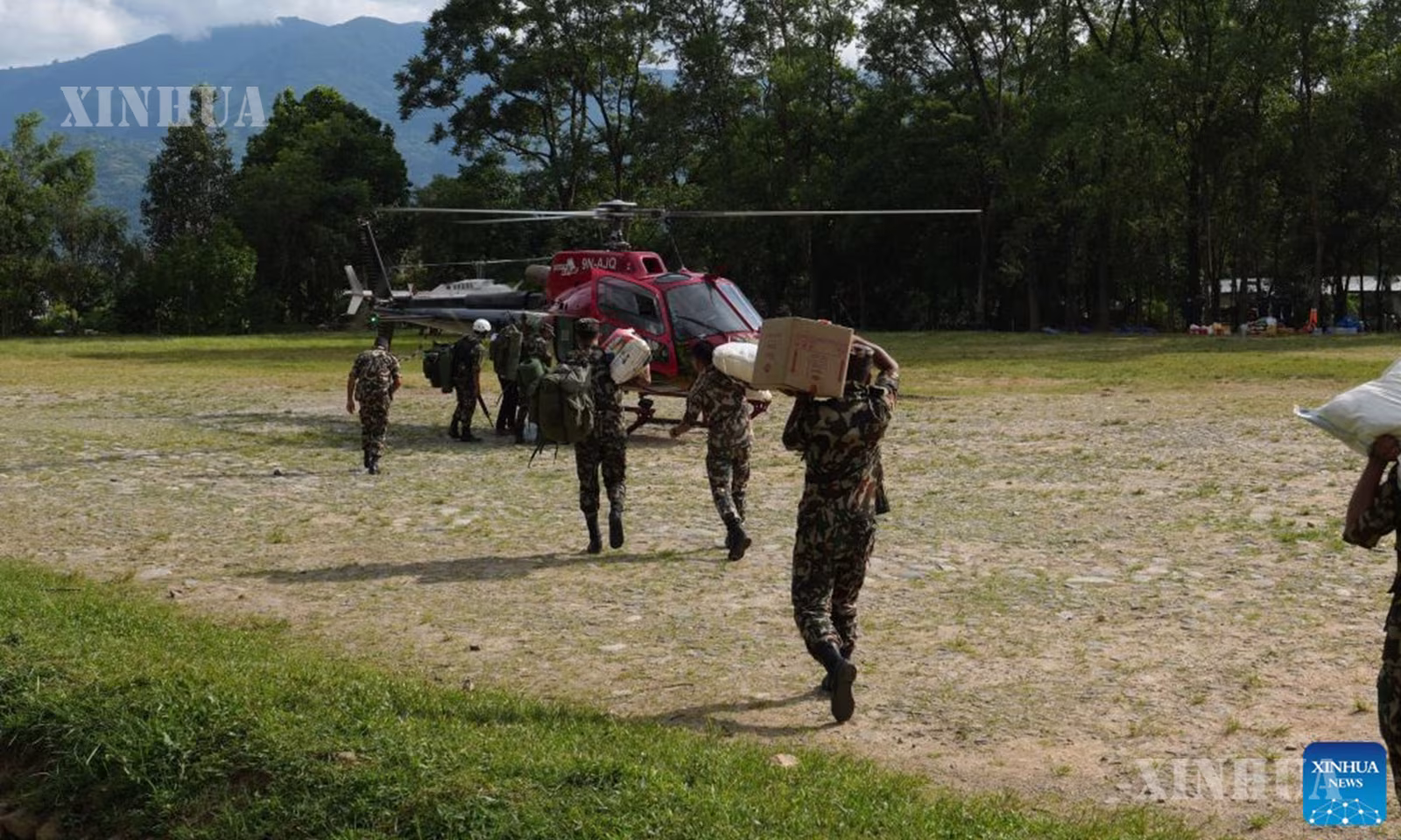 နီပေါနိုင်ငံ၊ Nuwakot ရှိ ရဟတ်ယာဉ်တစ်စင်းပေါ်သို့ ကယ်ဆယ် ထောက်ပံ့ရေးပစ္စည်းများ တင်ဆောင်နေကြသည်ကို ၂၀၂၆ ခုနှစ် သြဂုတ်လ ၃၁ ရက်က တွေ့ရစဉ် (ဆင်ဟွာ)
