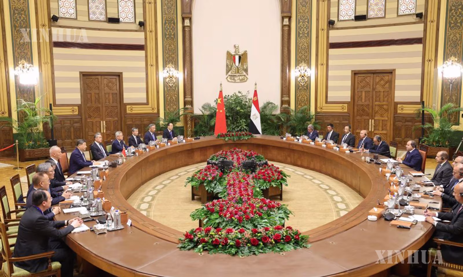 တရုတ်နိုင်ငံ သမ္မတ ရှီကျင့်ဖိန် အီဂျစ်နိုင်ငံ ကိုင်ရိုမြို့တွင် အီဂျစ်နိုင်ငံ သမ္မတ အဗ္ဗဒဲလ် ဖာတာ အယ်လ်စီစီနှင့် တွေ့ဆုံဆွေးနွေးနေပုံကို ၂၀၂၆ ခုနှစ် စက်တင်ဘာ ၂ ရက်က တွေ့ရစဉ် (ဆင်ဟွာ)