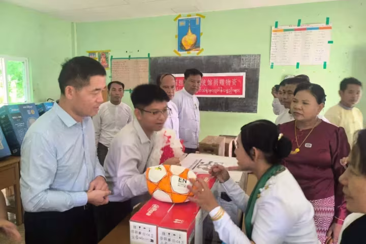 မြန်မာနိုင်ငံ ဧရာဝတီတိုင်းဒေသကြီး အထက (ခွဲ) ငမဲအိုင်ကျေးရွာ စာသင်ကျောင်းတွင် ကျောင်းသုံးပစ္စည်းများလှူဒါန်းခြင်းအခမ်းအနား ကျင်းပ