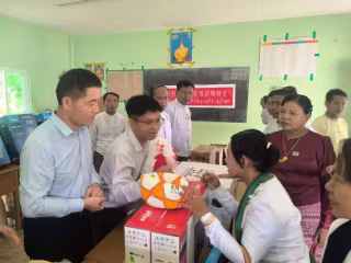 မြန်မာနိုင်ငံ ဧရာဝတီတိုင်းဒေသကြီး အထက (ခွဲ) ငမဲအိုင်ကျေးရွာ စာသင်ကျောင်းတွင် ကျောင်းသုံးပစ္စည်းများလှူဒါန်းခြင်းအခမ်းအနား ကျင်းပ
