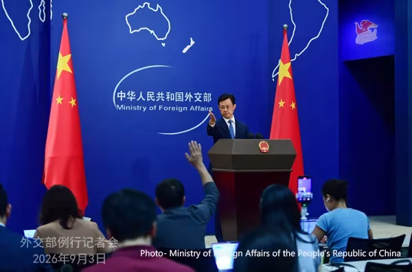 တရုတ်နိုင်ငံခြားရေးဝန်ကြီးဌာနပြောရေးဆိုခွင့်ရှိသူ ကောကျားခွန်းအား ၂၀၂၆ ခုနှစ် စက်တင်ဘာ ၃ ရက်တွင် ကျင်းပသော ပုံမှန်သတင်းစာရှင်းလင်းပွဲ၌ တွေ့ရစဉ် (ဓာတ်ပုံ- Ministry of Foreign Affairs of the People’s Republic of China)