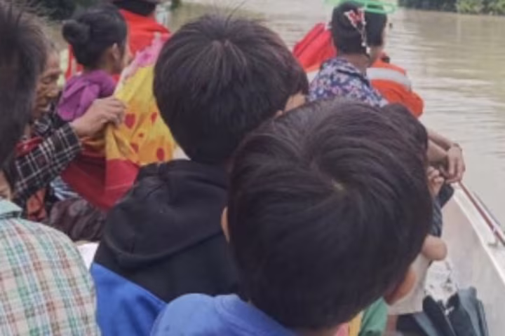 မြန်မာနိုင်ငံ ကလေးမြို့နယ် ဖောင်ကူးကျေးရွာတွင် နေရဥ္ဇရာမြစ်ရေလျှံ၍ ဒေသခံများပြောင်းရွှေ့