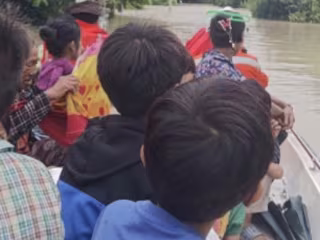 မြန်မာနိုင်ငံ ကလေးမြို့နယ် ဖောင်ကူးကျေးရွာတွင် နေရဥ္ဇရာမြစ်ရေလျှံ၍ ဒေသခံများပြောင်းရွှေ့