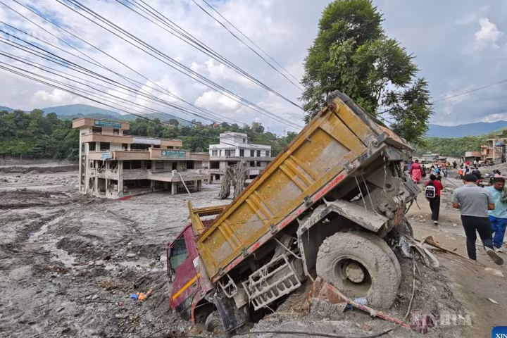 ရွှံ့နွံပြိုကျမှုဖြစ်ပွားပြီး ၁၀ ရက်အကြာတွင် အသက် ၆၄ နှစ်အရွယ် နီပေါအမျိုးသမီးတစ်ဦးကို ကယ်ဆယ်နိုင်