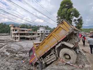 ရွှံ့နွံပြိုကျမှုဖြစ်ပွားပြီး ၁၀ ရက်အကြာတွင် အသက် ၆၄ နှစ်အရွယ် နီပေါအမျိုးသမီးတစ်ဦးကို ကယ်ဆယ်နိုင်