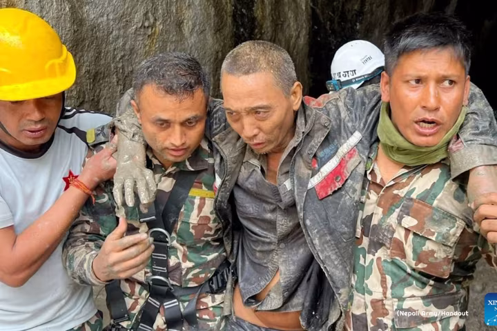 နီပေါနိုင်ငံတွင် ရွှံ့နွံပြိုကျမှုဒဏ်ခံခဲ့ရသည့် ရေအားလျှပ်စစ်စက်ရုံမှ တရုတ်နိုင်ငံသားကို ကယ်ဆယ်နိုင်