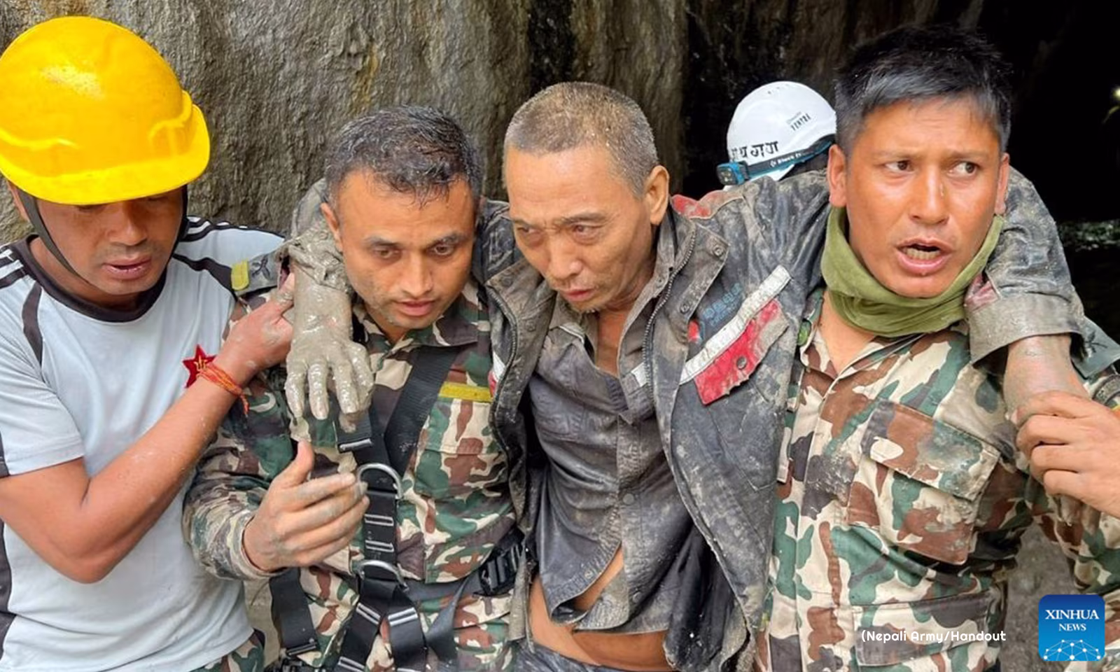 နီပေါနိုင်ငံတွင် ကယ်ဆယ်ထားသည့် တရုတ်နိုင်ငံသားတစ်ဦးကို ကယ်ဆယ်ရေးသမားများက ရွှေ့ပြောင်းပေးနေမှုအား ၂၀၂၆ ခုနှစ် စက်တင်ဘာ ၅ ရက်က တွေ့ရစဥ် (Nepali Army/Handout via Xinhua)