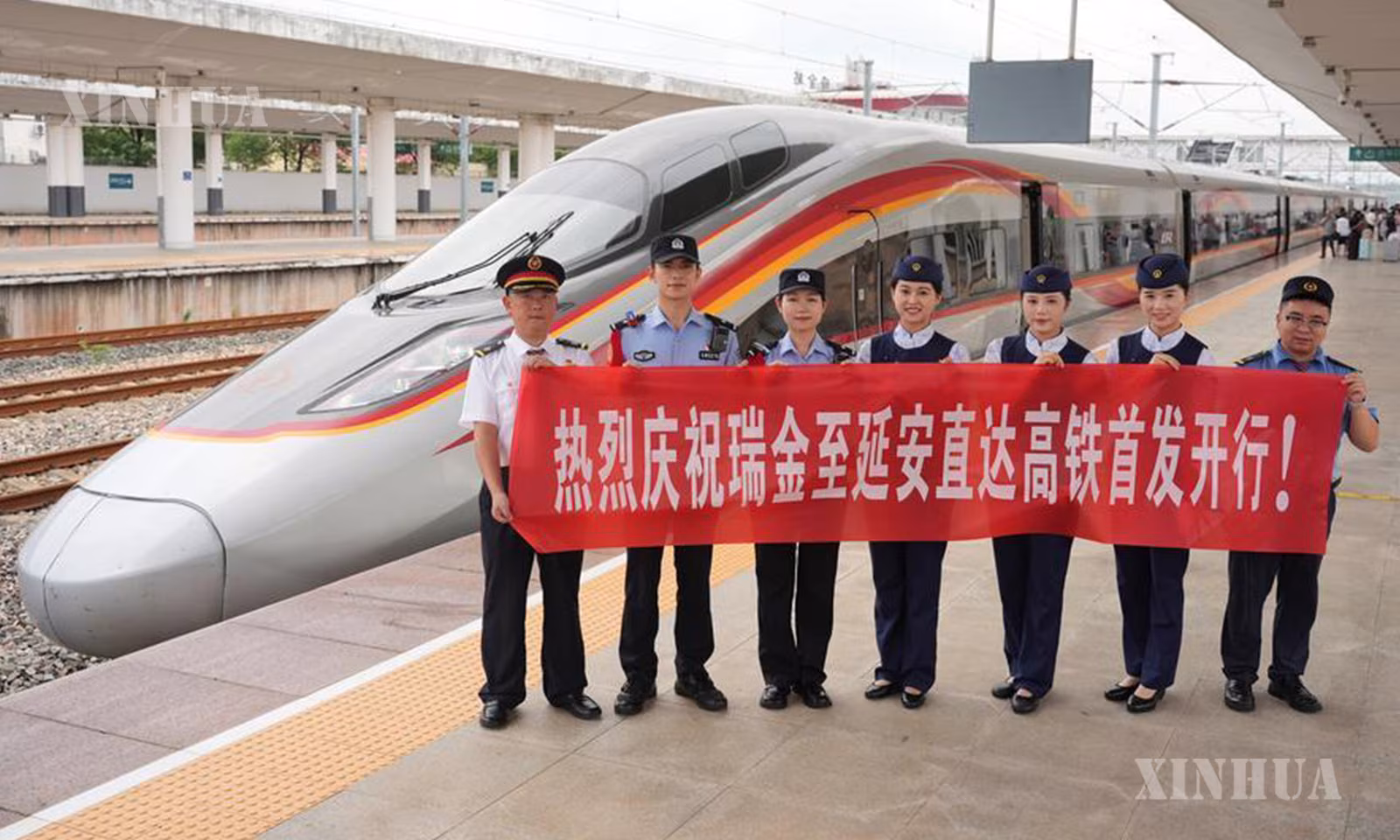 တရုတ်နိုင်ငံ အရှေ့ပိုင်း ကျန်းရှီးပြည်နယ် ရေ့ကျင်းမြို့ရှိ ရေ့ကျင်း ဘူတာ၌ အဖွဲ့လိုက်ဓာတ်ပုံရိုက်နေသော G3998 ရထား ဝန်ထမ်းများကို ၂၀၂၆ ခုနှစ် စက်တင်ဘာ ၆ ရက်က တွေ့ရစဉ် (ဆင်ဟွာ)