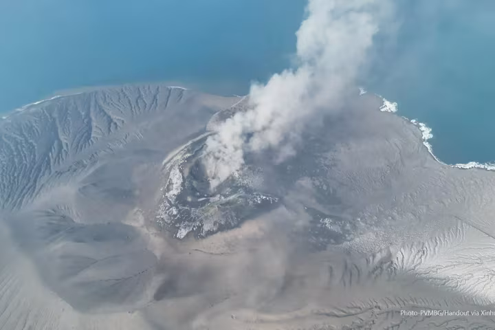 အင်ဒိုနီးရှားနိုင်ငံ Anak Krakataur မီးတောင် ပေါက်ကွဲမှုဖြစ်ပွား၊ မြို့တော်ပင်မလေဆိပ်တွင် လေယာဉ် ပျံသန်းဆင်းသက်မှု ယာယီရပ်နား