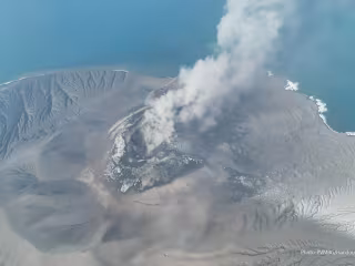 အင်ဒိုနီးရှားနိုင်ငံ Anak Krakataur မီးတောင် ပေါက်ကွဲမှုဖြစ်ပွား၊ မြို့တော်ပင်မလေဆိပ်တွင် လေယာဉ် ပျံသန်းဆင်းသက်မှု ယာယီရပ်နား