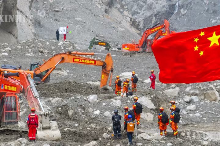 တရုတ်နိုင်ငံ ရှီးဇန့်ဒေသ ရွှံ့နွံပြိုကျမှုဖြစ်ပွားသော နယ်စပ်ဂိတ်တွင် ကယ်ဆယ်ရေးဝန်ထမ်း ၂,၅၀၀ ကျော် ဖြန့်ကြက်နေရာချထား