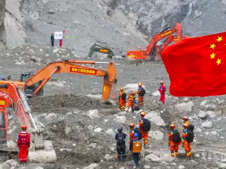 တရုတ်နိုင်ငံ ရှီးဇန့်ဒေသ ရွှံ့နွံပြိုကျမှုဖြစ်ပွားသော နယ်စပ်ဂိတ်တွင် ကယ်ဆယ်ရေးဝန်ထမ်း ၂,၅၀၀ ကျော် ဖြန့်ကြက်နေရာချထား