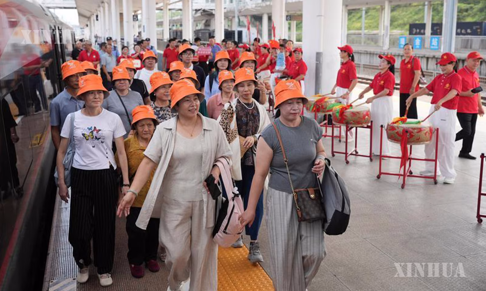 တရုတ်နိုင်ငံ အရှေ့ပိုင်း ကျန်းရှီးပြည်နယ် ရေ့ကျင်းမြို့ရှိ ရေ့ကျင်းဘူတာ၌ G3998 ရထားပေါ်တက်ရန် ပြင်ဆင်နေသော ခရီးသည်များကို ၂၀၂၆ ခုနှစ် စက်တင်ဘာ ၆ ရက်က တွေ့ရစဉ် (ဆင်ဟွာ)