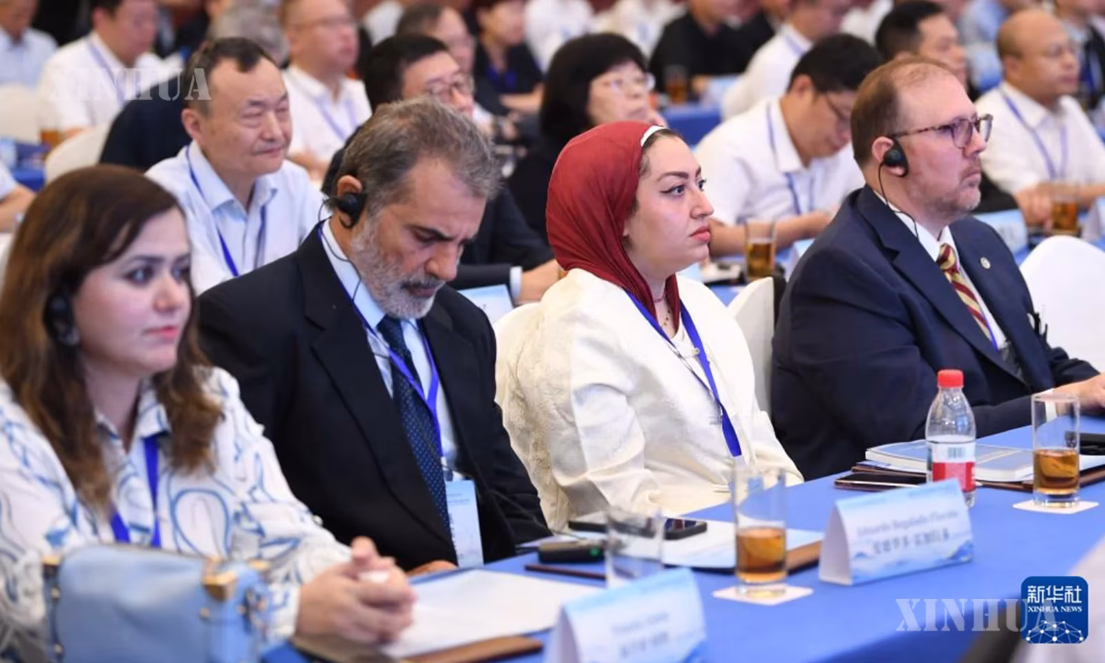 တရုတ်နိုင်ငံ တောင်ပိုင်း ကွမ်တုန်းပြည်နယ် ဆန်းကျန့်မြို့တွင် “ယဉ်ကျေးမှုဆိုင်ရာ ပင်ကိုဓိဋ္ဌာန်ကို ခိုင်မာစေပြီး တရုတ်ပုံစံ ခေတ်မီအသွင်ပြောင်းရေးကို မြှင့်တင်ခြင်း” ဟူသောခေါင်းစဉ်ဖြင့် နိုင်ငံတကာဆွေးနွေးပွဲအား ၂၀၂၆ ခုနှစ် စက်တင်ဘာ ၆ ရက်က ကျင်းပနေစဉ် (ဆင်ဟွာ)
