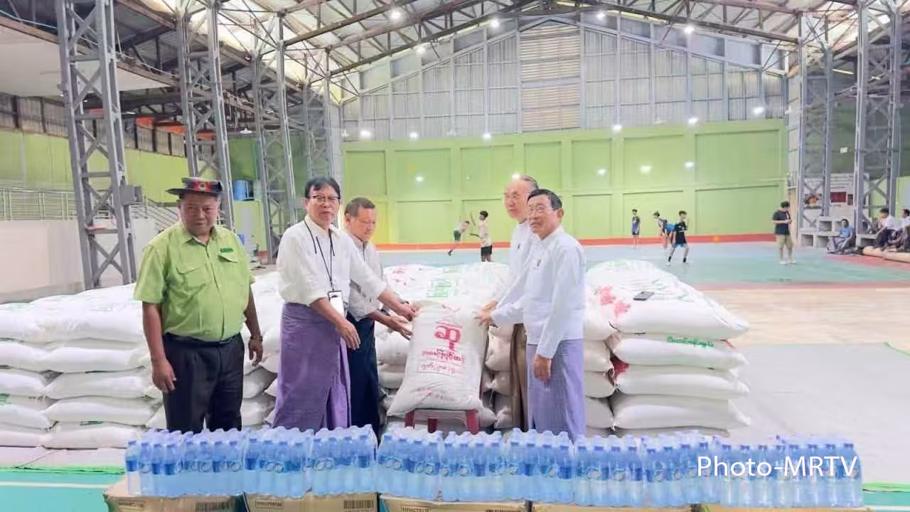 ရေဘေးသင့်ပြည်သူများအား ထောက်ပံ့ရေးများအဖြစ် စားသောက်ကုန်များ ပေးဝေနေမှုအား
တွေ့ရစဉ် (ဓာတ်ပုံ -MRTV)