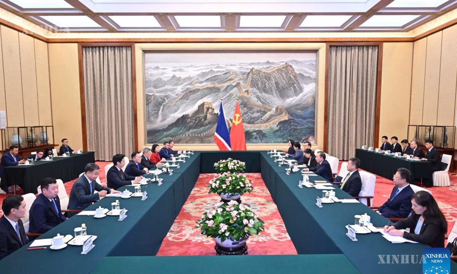 တရုတ်ကွန်မြူနစ်ပါတီ (CPC) ဗဟိုကော်မတီ နိုင်ငံရေးဗျူရိုအဖွဲ့ဝင်နှင့် CPC ဗဟိုကော်မတီ ညီညွတ်ရေးတပ်ဦးလုပ်ငန်းဌာန အကြီးအကဲ လီကန့်ကျယ် တရုတ်နိုင်ငံ မြို့တော်ပေကျင်း၌ မွန်ဂိုလီးယားနိုင်ငံ ဒီမိုကရက်တစ်ပါတီ ဥက္ကဋ္ဌ အိုဒွန် ဆော့ဂ်ထ်ဂါရယ် ဦးဆောင်သော ကိုယ်စားလှယ်အဖွဲ့အား ၂၀၂၆ ခုနှစ် စက်တင်ဘာ ၈ ရက်က လက်ခံတွေ့ဆုံစဉ် (ဆင်ဟွာ)